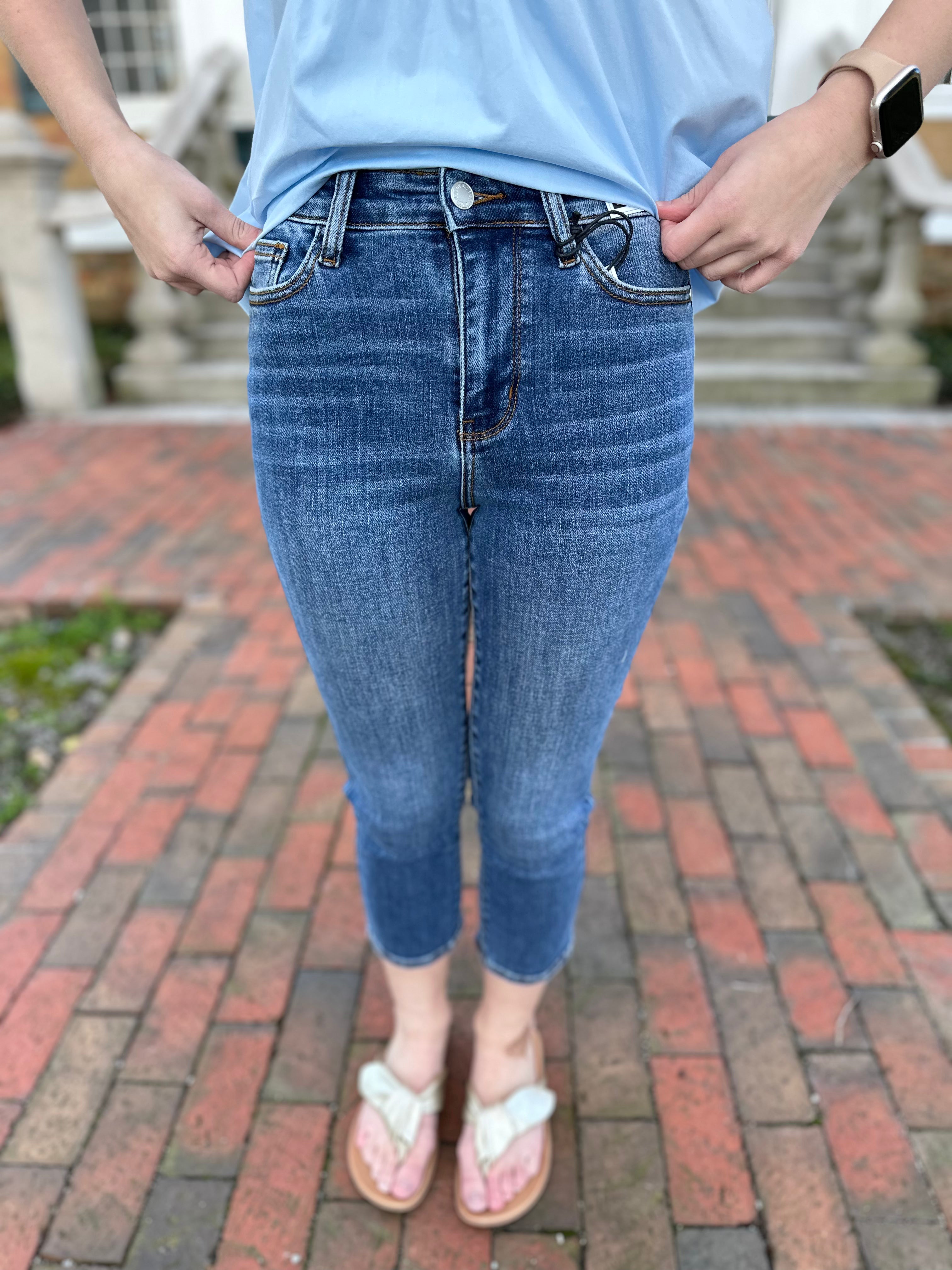 judy blue capris, mid rise capri jeans, stretch denim capris, cropped jeans women, summer denim capris, fitted capri jeans, casual women 