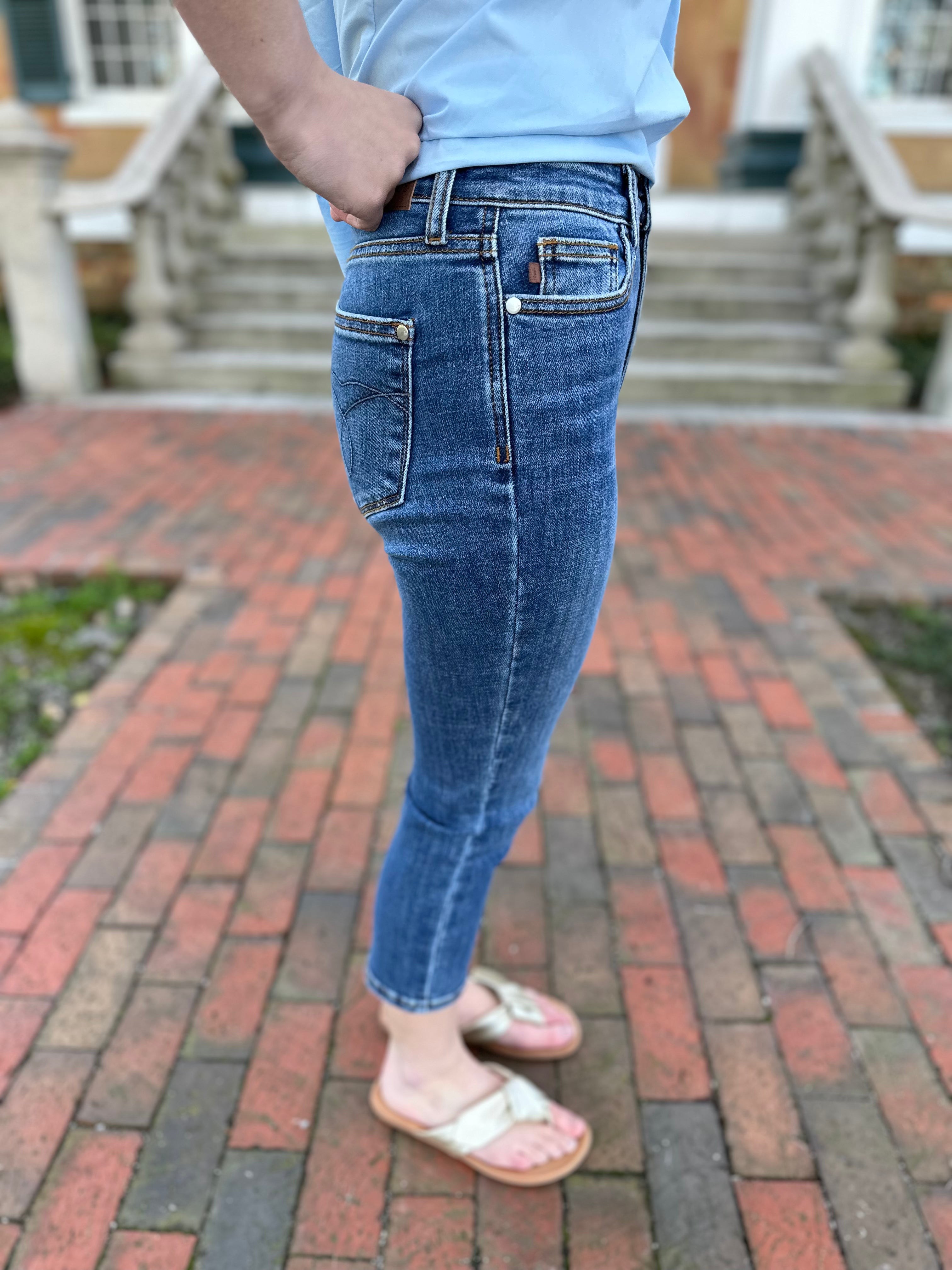 judy blue capris, mid rise capri jeans, stretch denim capris, cropped jeans women, summer denim capris, fitted capri jeans, casual women 