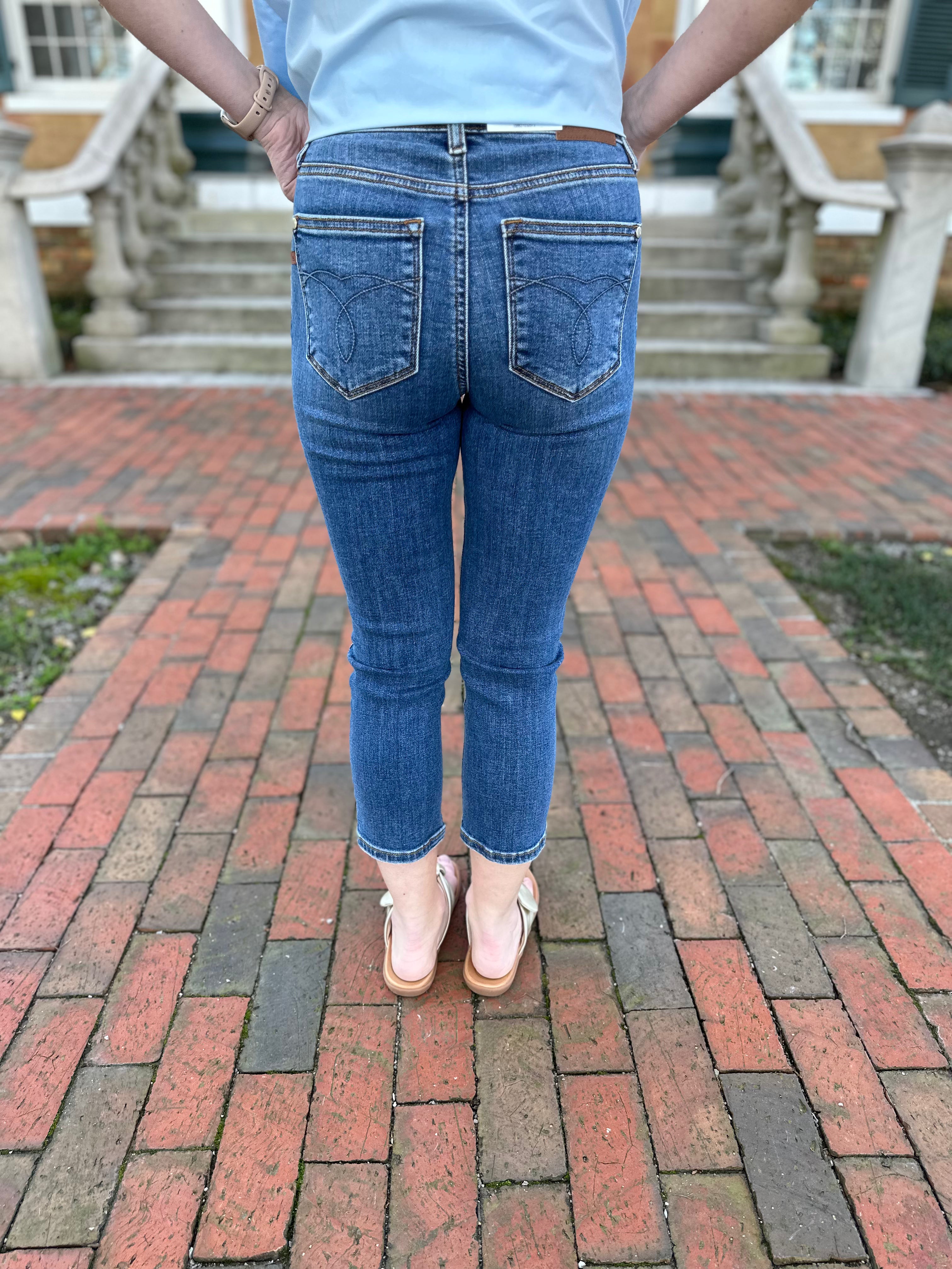 judy blue capris, mid rise capri jeans, stretch denim capris, cropped jeans women, summer denim capris, fitted capri jeans, casual women 