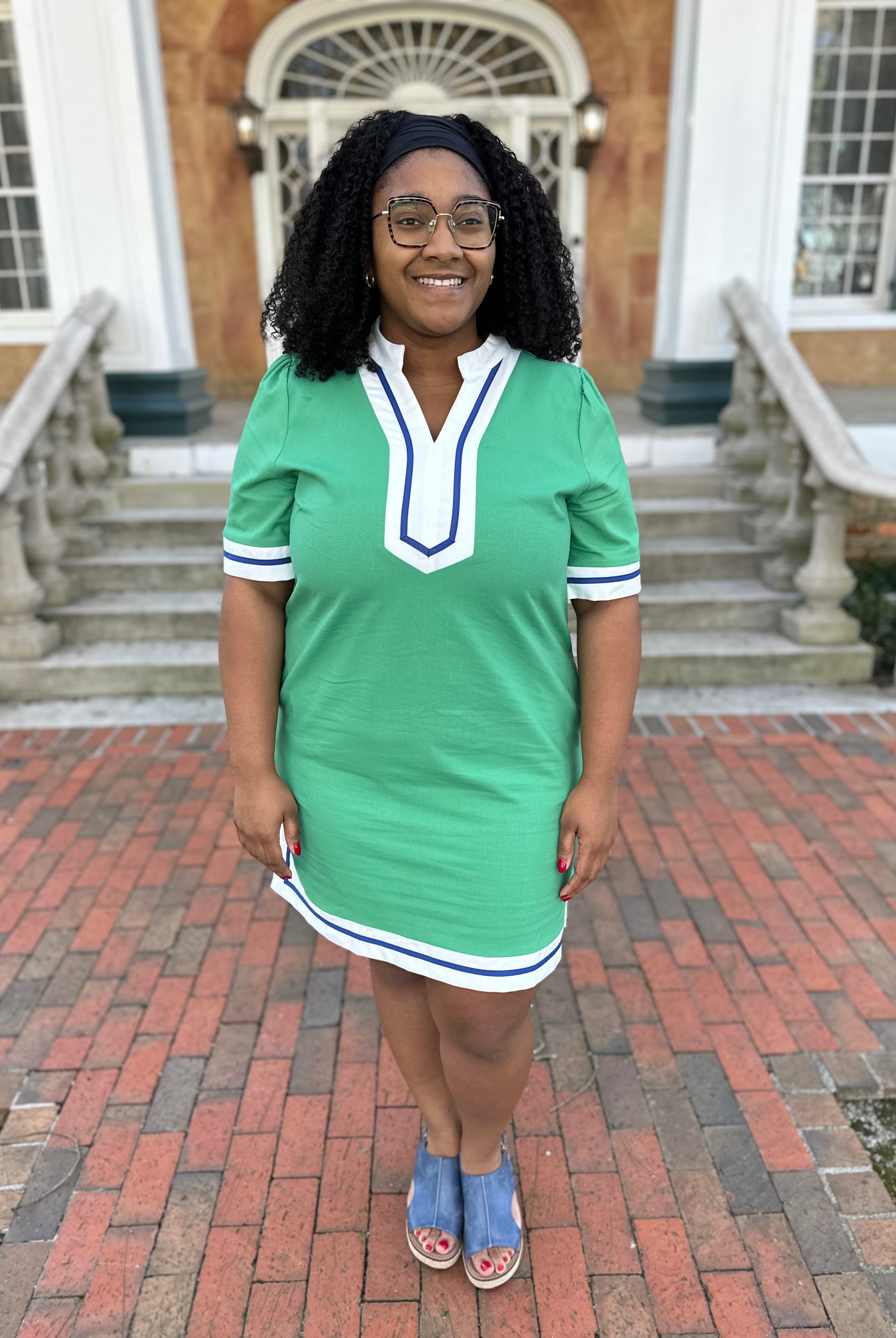 curvy green dress, plus size mini dress, contrast trim dress, H line dress, casual curvy dresses, lightweight summer dress, boutique curvy styles