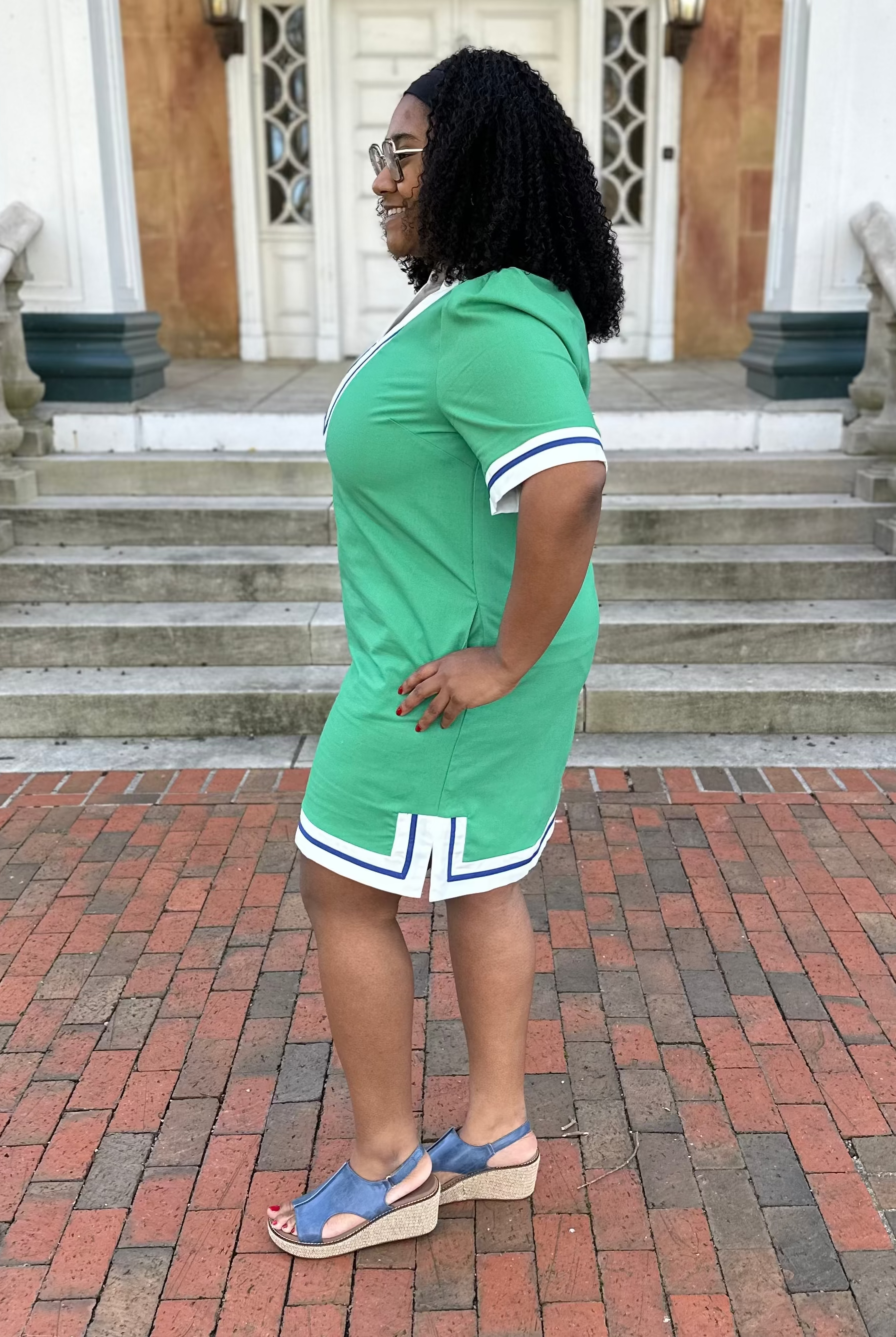 curvy green dress, plus size mini dress, contrast trim dress, H line dress, casual curvy dresses, lightweight summer dress, boutique curvy styles