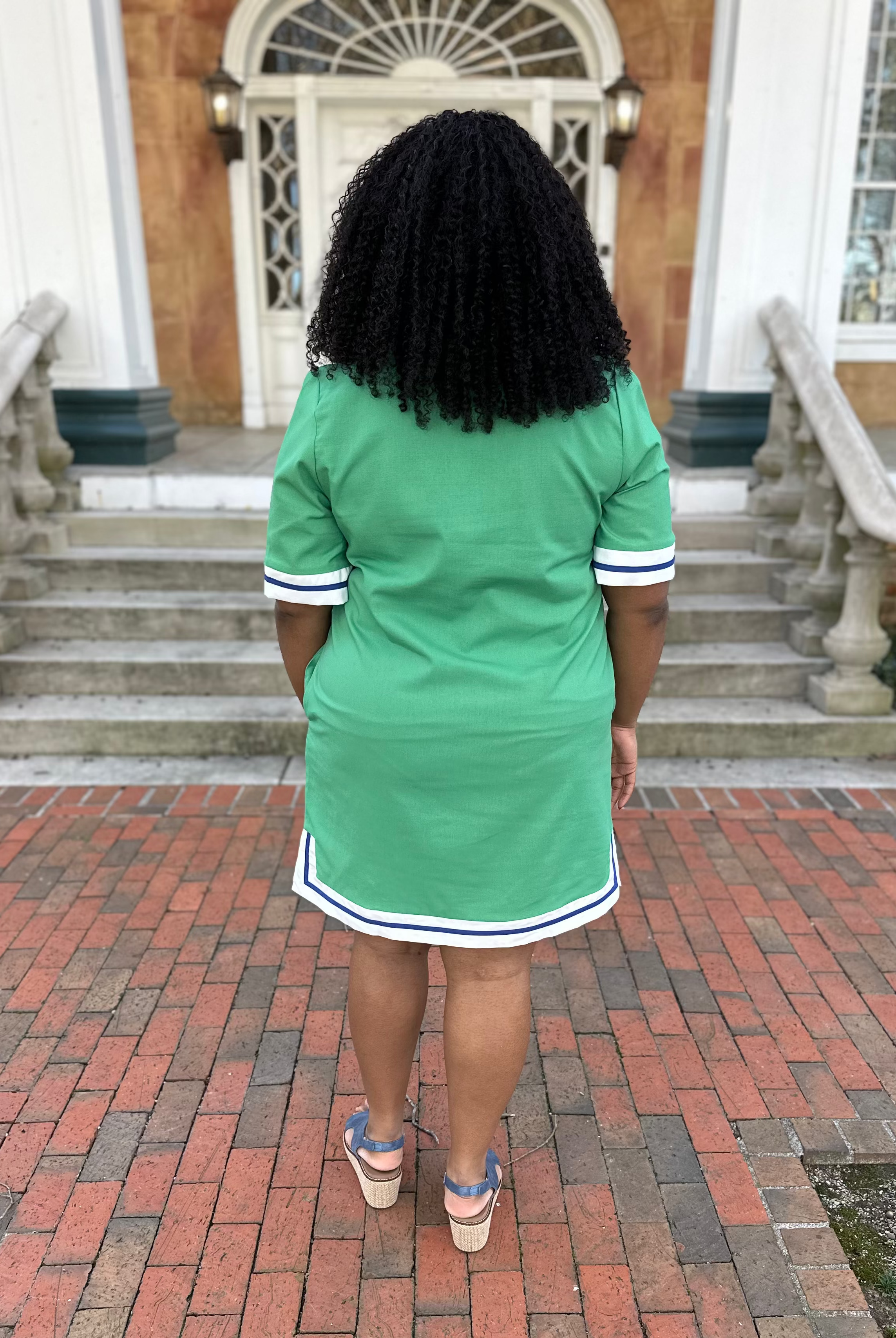 curvy green dress, plus size mini dress, contrast trim dress, H line dress, casual curvy dresses, lightweight summer dress, boutique curvy styles