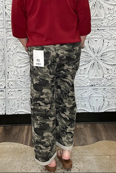 Mid-Rise Camo Boyfriend Crop Jeans