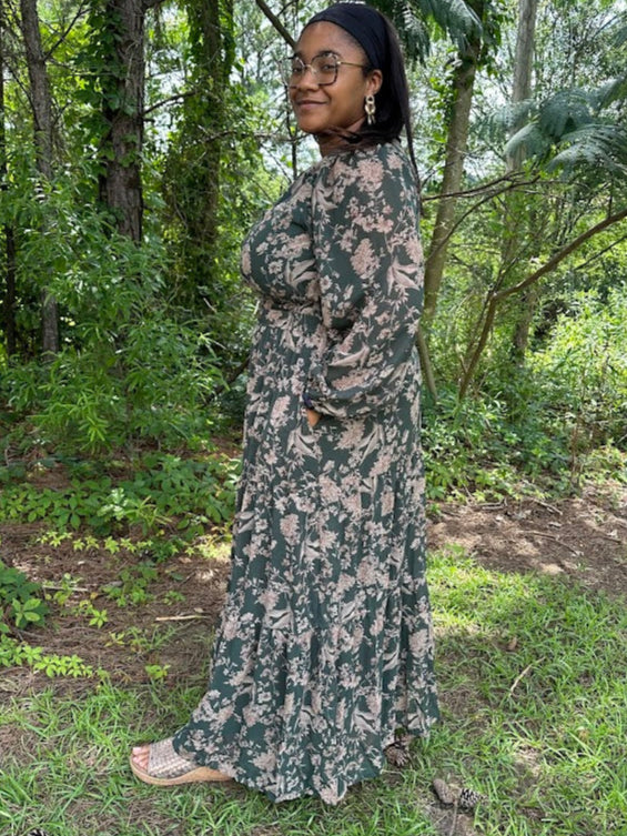 green floral maxi dress, tiered maxi dress, long sleeve fall dress, flowy boho dress, maxi dress with waist, floral print maxi