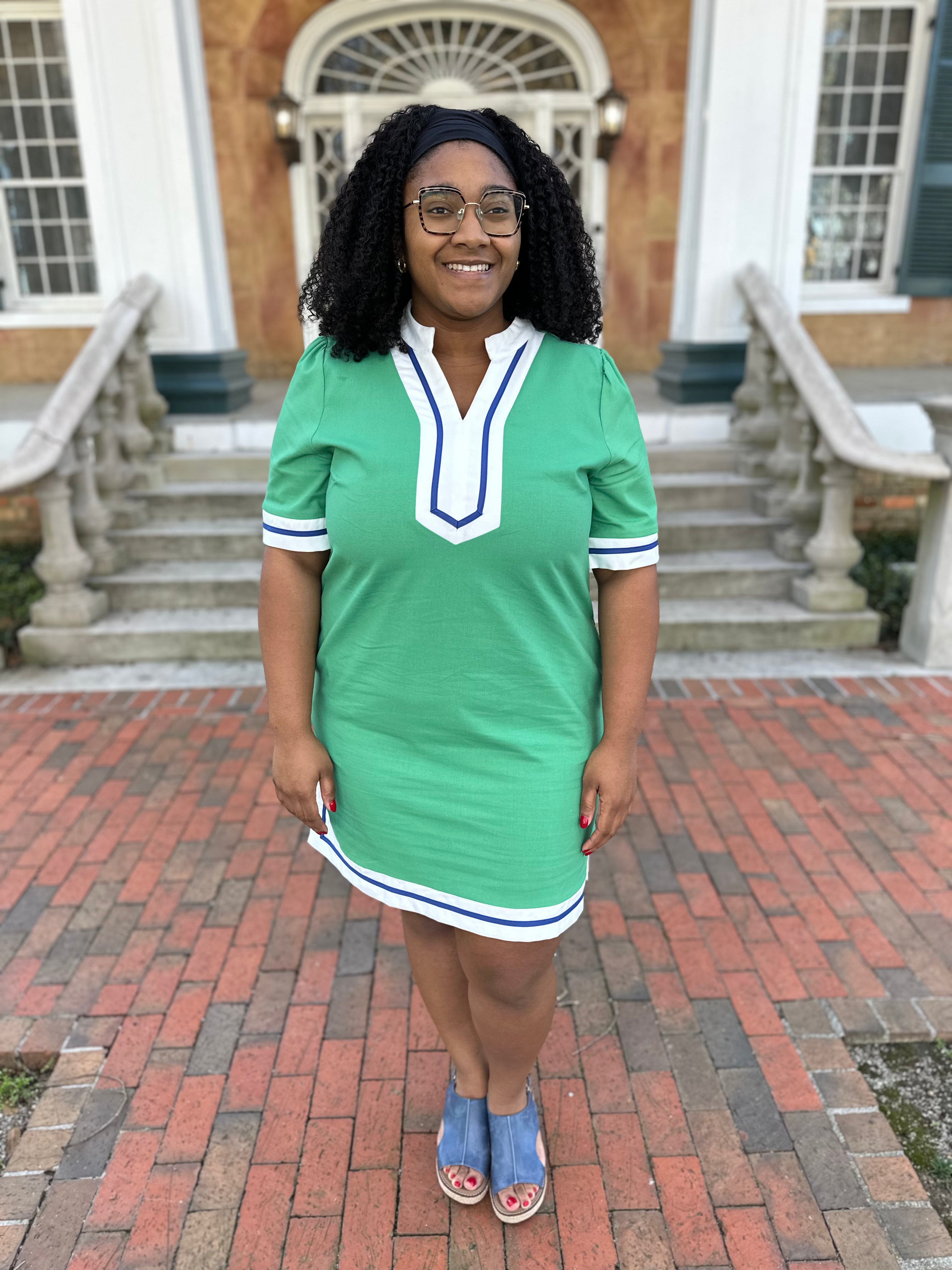 curvy green dress, plus size mini dress, contrast trim dress, H line dress, casual curvy dresses, lightweight summer dress, boutique curvy styles