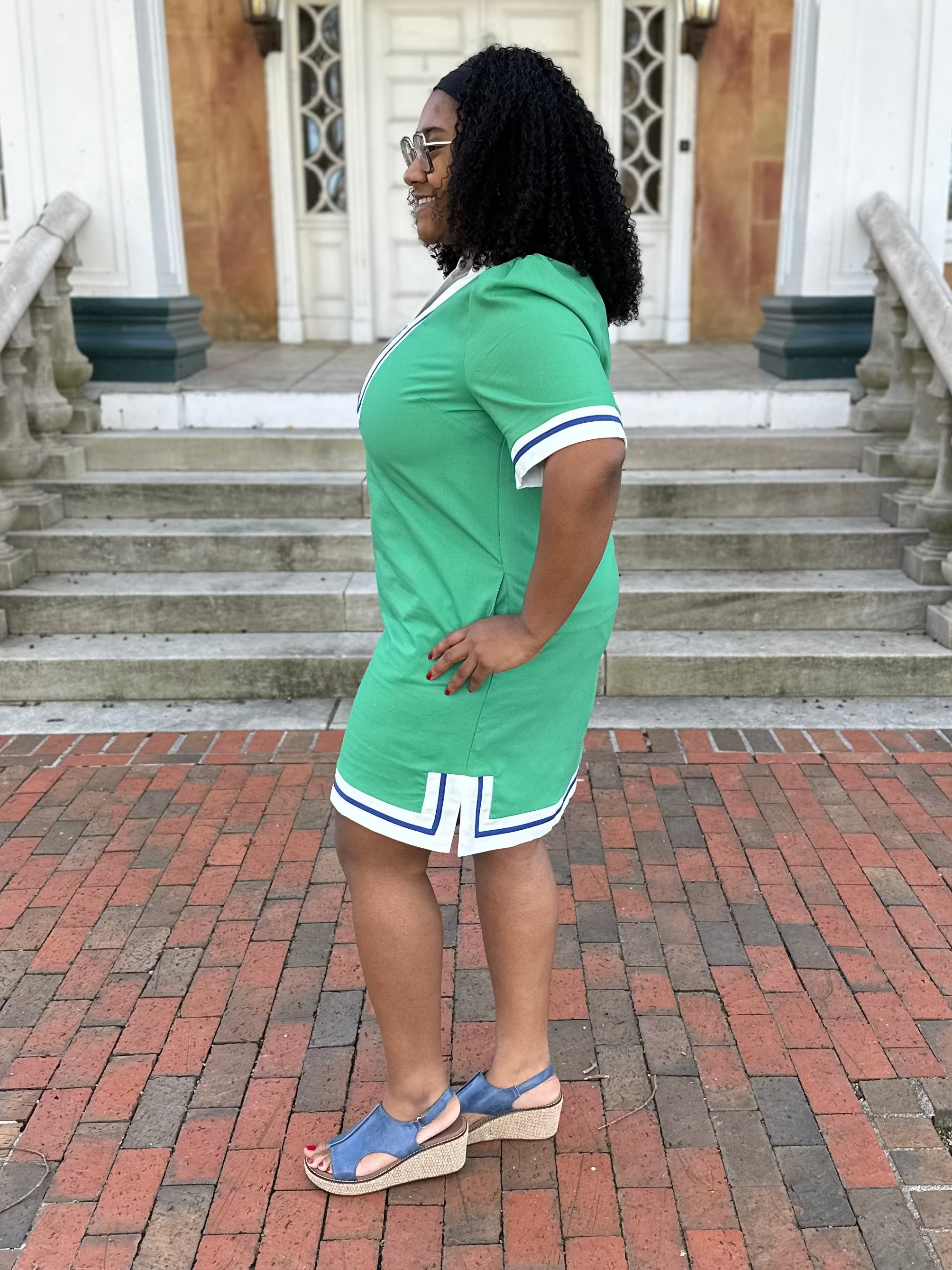 curvy green dress, plus size mini dress, contrast trim dress, H line dress, casual curvy dresses, lightweight summer dress, boutique curvy styles