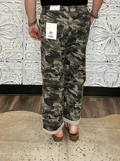Mid-Rise Camo Boyfriend Crop Jeans